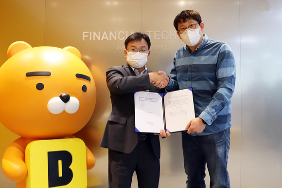 카카오뱅크가 에프앤가이드와 '금융 특화 자연어 처리 모델 개발을 위한 공동 연구 업무협약 체결식'을 체결했다. 사진은 안현철 카카오뱅크 최고연구개발책임자(오른쪽)와 에프앤가이드 이경우 디지털혁신본부장. [사진=카카오뱅크]
