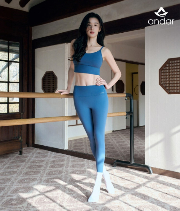 '40대' 전지현, 브라톱+레깅스 화보 공개...복근·레깅스핏 미쳤네