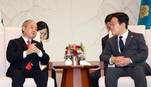 이재명 대통령이 5일 용산 대통령실에서 손정의 소프트뱅크그룹 회장과 면담하고 있다. 2025.12.5 [대통령실통신사진기자단] [사진=연합뉴스]