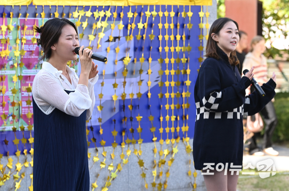 8일 서울 마포구 동교동 연남동 책거리에서 열린 댕댕왕왕 그린볼페스티벌이 열렸다. 가수 클럽소울이 공연을 하고 있다. [사진=김성진 기자]