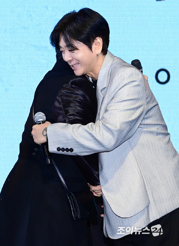 가수 김수철이 17일 오후 서울 마포구 홍대 롤링홀에서 열린 밴드 YB 새 EP 앨범 'Odyssey' 쇼케이스에 깜짝 손님으로 참석해 윤도현과 인사를 나누고 있다. [사진=정소희 기자]