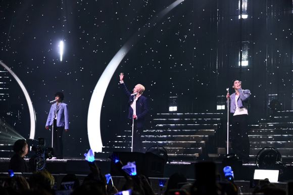 위너가 올림픽공원 올림픽홀에서 콘서트 '2025 WINNER CONCERT [IN OUR CIRCLE]'을 열고 무대를 선보이고 있다. [사진=YG엔터테인먼트]