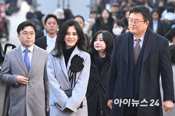 이부진 한국방문의해위원회 위원장 겸 호텔신라 대표이사와 김대현 문화체육관광부 2차관이 2026 코리아그랜드세일 개막일인 17일 오전 서울 중구 에잇세컨즈 매장을 찾아 현장점검을 하고 있다. [사진=정소희 기자]