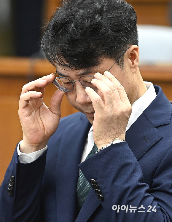 김성수 대법관 후보자가 14일 서울 여의도 국회에서 열린 제439회 국회(정기회) 대법관(김성수) 임명동의에 관한 인사청문특별위원회에서 안경을 고쳐쓰고 있다. [사진=곽영래 기자]