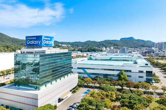 이재용 삼성전자 회장이 지난달 9일 서울 강서구 김포비즈니스항공센터로 귀국하고 있다. [사진=연합뉴스]