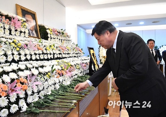 서정진 셀트리온그룹 회장이 28일 오전 서울 종로구 서울대학교병원 장례식장에 마련된 故 이해찬 전 국무총리의 빈소에서 조문을 하고 있다. [사진=곽영래 기자]