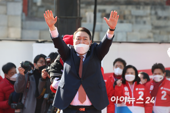 윤석열 국민의힘 대선 후보가 24일 오후 경기도 수원시 팔달문에서 열린 "국민과 원팀" 경기도 수원 집중유세에서 지지 호소를 하고 있다. [사진=김성진 기자]