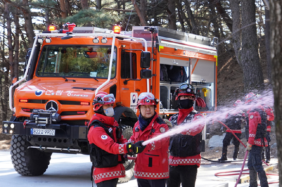 김인호 산림청장이 산불진화 훈련에서 진화용수를 살수하고 있다 [사진=산림청]