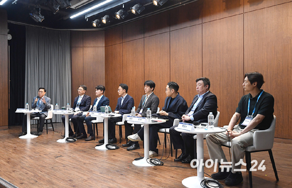 '제6회 아이뉴스24 금융정책포럼'이 '디지털자산기본법 이후, 한국 가상자산 시장의 새로운 질서'를 주제로 18일 서울 중구 은행회관 국제회의실에서 열렸다. 패널토론이 진행된 가운데 (왼쪽부터)좌장을 맡은 박광우 KAIST 금융전문대학원 교수, 패널로 참석한 최우영 법무법인 광장 변호사(디지털금융팀 공동팀장)-김병희 신한은행 AX디지털솔루션부 디지털자산Cell장-장보성 자본시장연구원 거시금융실장-조재우 한성대학교 사회과학부 부교수(한성대블록체인연구소장)-김호진 해시드오픈파이낸스 대표-김기석 비트플래닛 부대표-백상수 아이오트러스트 대표가 자리하고 있다. [사진=곽영래 기자]