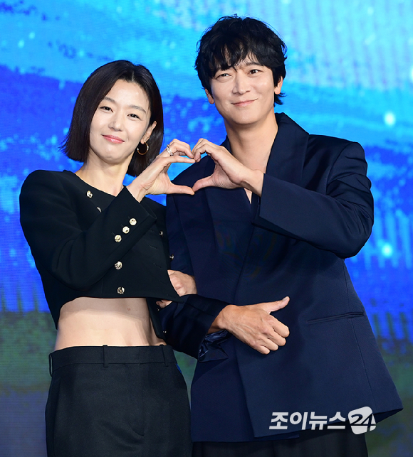 배우 전지현과 강동원이 2일 오전 서울 종로구 포시즌스 호텔에서 진행된 디즈니 플러스 오리지널 시리즈 '북극성' 제작발표회에 참석하고 있다. [사진=정소희 기자]