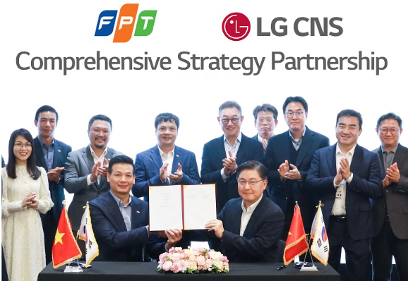 LG CNS 현신균 대표(오른쪽 다섯번째)와 FPT그룹 응우옌 반 코아(왼쪽 네번째) CEO 등 관계자가 지켜보는 가운데 통신·유통·서비스사업부장 박상균 전무와 FPT그룹 부 아잉 뚜 CTO가 MOU를 체결하고 있다. [사진=LG CNS]