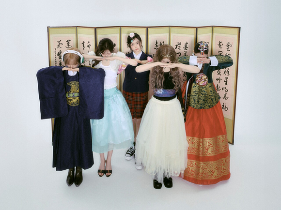 키키가 새해 인사를 하고 있다. [사진=스타쉽엔터테인먼트]