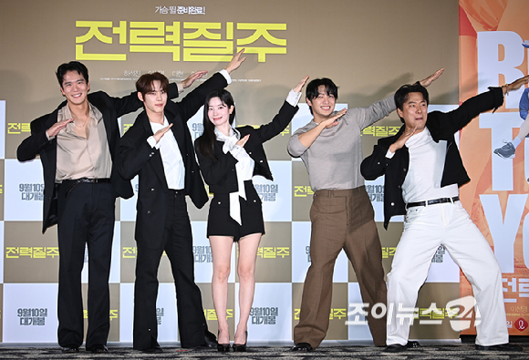 배우 하석진, 윤서빈, 다현, 이신영, 이순원이 5일 오후 서울 롯데시네마 월드타워점에서 열린 영화 '전력질주' 언론시사회에서 포토타임을 갖고 있다. [사진=곽영래 기자]