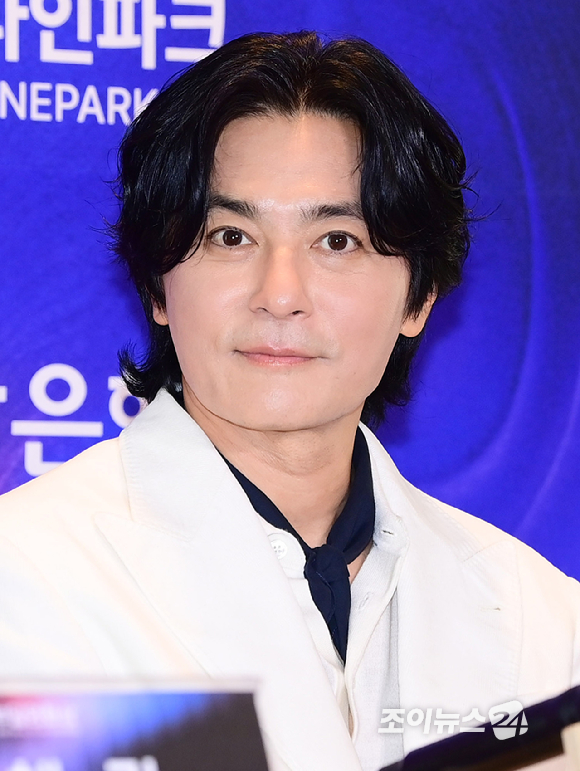 배우 장동건이 7일 부산 시그니엘 부산 그랜드 볼룸에서 열린 2026 제35회 부일영화상에 전년도 유현목영화예술상 수상자로 참석해 핸드프린팅하고 있다. [사진=정소희 기자]