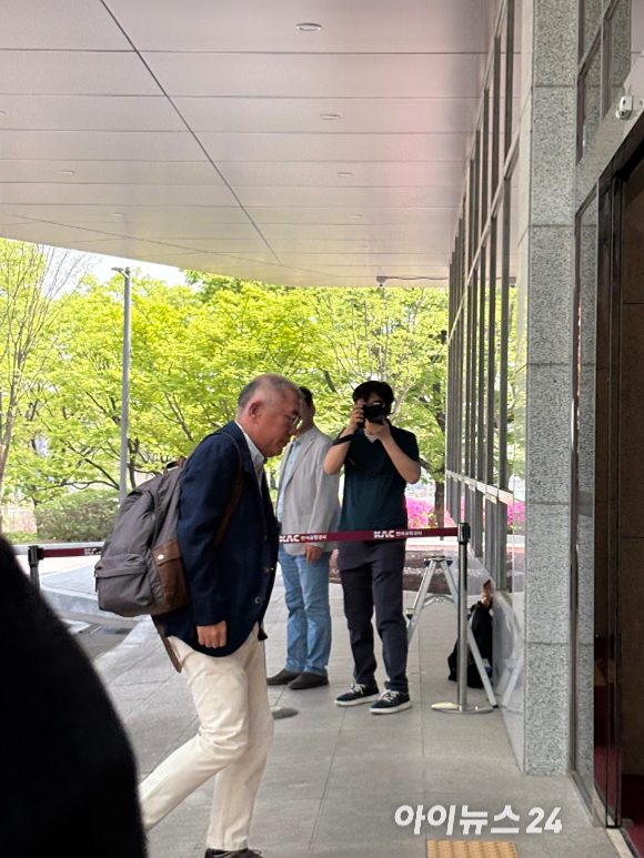 인도로 출국하는 정의선 현대차그룹 회장. [사진=권서아 기자]