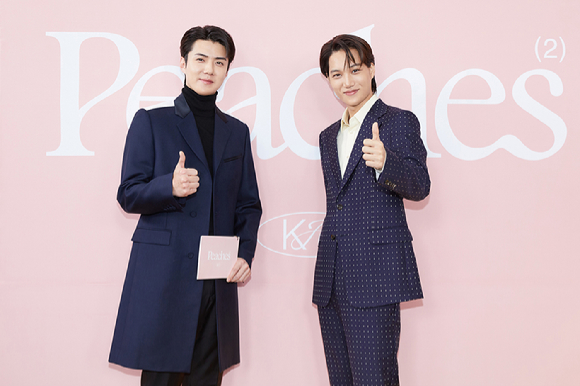 그룹 엑소 세훈, 카이가 30일 온라인으로 진행된 카이 두 번째 미니앨범 'Peaches' 발매 기념 기자간담회에 참석해 포즈를 취하고 있다. [사진=SM엔터테인먼트]