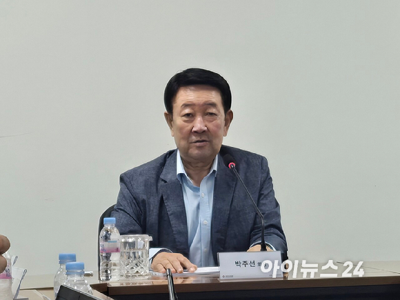 박주선 대한석유협회 회장이 20일 서울 여의도 대한석유협회에서 진행된 아카데미에서 발언하고 있다. [사진=최란 기자]