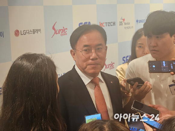 정철동 LG디스플레이 대표이사 사장이 26일 서울 송파구 롯데호텔월드에서 열린 디스플레이의 날 행사에 앞서 취재진과 질의응답을 주고받고 있다. [사진=설재윤 기자]