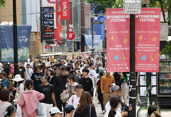 한국을 찾는 외국인 관광객 수가 코로나19 이전 수준으로 회복한 가운데 'K-로드샵'이 즐비한 명동 거리도 외국인 관광객으로 붐비고 있다. [사진=뉴시스]