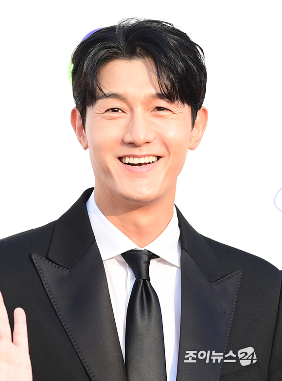 배우 이기우가 2일 경기도 부천시 원미구 부천시청 잔디광장에서 진행된 제30회 부천국제판타스틱영화제(BIFAN) 레드카펫 행사에 참석하고 있다. [사진=정소희 기자]