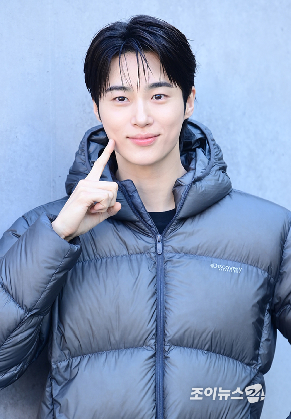 배우 변우석이 23일 오후 서울 성동구 코사이어티 서울숲에서 진행된 DISCOVERY WINTER BASE CAMP 포토콜 행사에 참석하고 있다. [사진=정소희 기자]