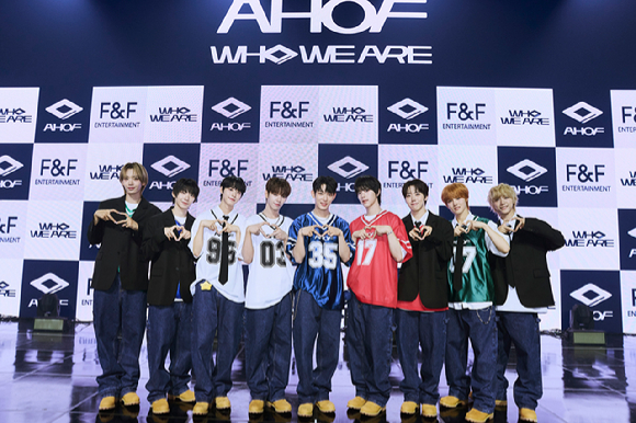 그룹 아홉(장슈아이보 박한 서정우 제이엘 스티븐 즈언 차웅기 박주원 다이스케)가 1일 서울 광진구 예스24 라이브홀에서 열린 첫 미니앨범 '후 위 아' 쇼케이스에서 포즈를 취하고 있다. [사진=F&F엔터테인먼트]