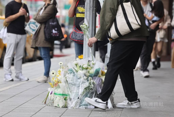 연막탄 터진 후 수사관들이 통제하는 대만 타이베이 중앙역. [사진=EPA 연합뉴스]