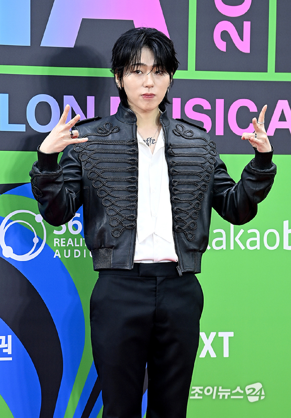 가수 지코가 20일 서울 구로구 고척돔에서 열린 '2025 멜론뮤직어워드(MMA2025)' 레드카펫에서 포즈를 취하고 있다.