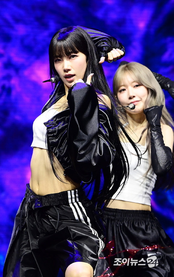 그룹 르세라핌(LE SSERAFIM) 카즈하가 29일 오후 서울 광진구 광장동&nbsp;예스24라이브홀에서 열린 미니 4집 '크레이지(CRAZY)' 쇼케이스에 참석해 타이틀곡 'CRAZY' 무대를 선보이고 있다. [사진=정소희 기자]