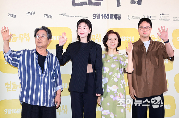 배우 기주봉-하윤경-양말복이 1일 오후 서울 CGV 용산 아이파크몰에서 열린 영화 '철들 무렵'(감독 정승오) 언론시사회에 참석하고 있다. [사진=정소희 기자]