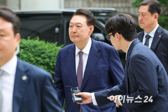윤석열 전 대통령이 16일 오전 서울 서초구 서울중앙지방법원에서 열린 내란 우두머리 혐의&middot;직권남용 권리행사 방해 혐의 사건 7차 공판에 출석하고 있다. [사진=사진공동취재단]