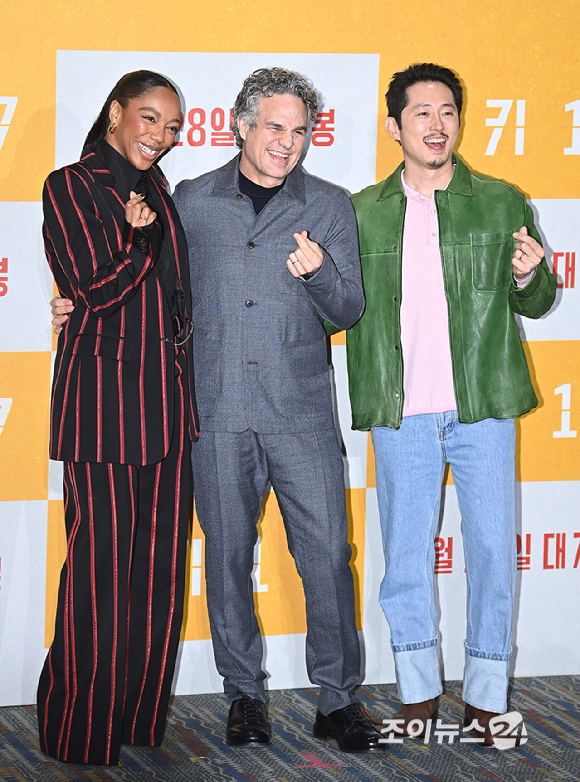 영화배우 나오미 애키, 마크 러팔로, 스티븐 연이 20일 오전 서울 강남구 메가박스 코엑스에서 열린 영화 '미키 17' 내한 기자간담회에서 포토타임을 갖고 있다. [사진=곽영래 기자]