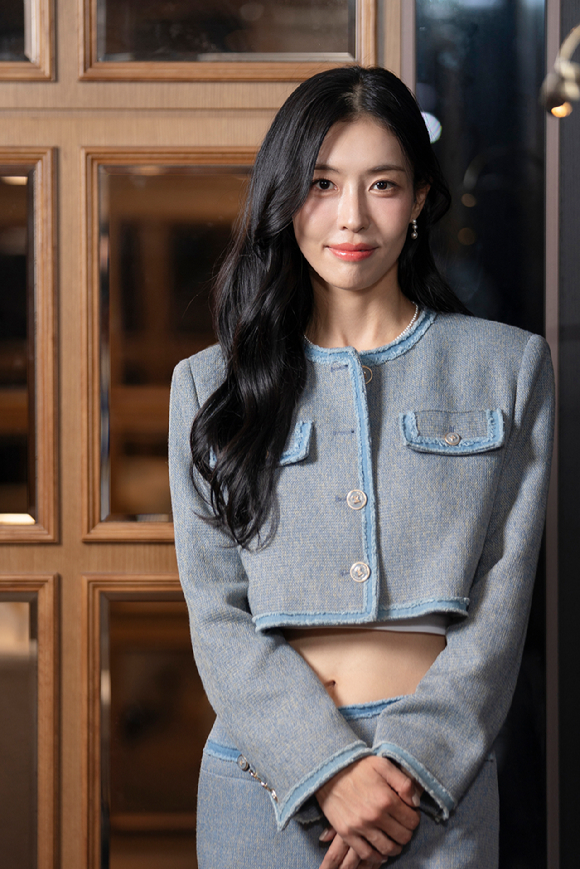 배우 서민주가 영화 '정보원' 인터뷰에 앞서 포즈를 취하고 있다. [사진=엔에스이엔엠]