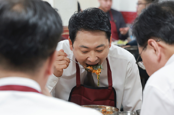 국민의힘 장동혁 대표가 13일 서울 영등포시장 내 한 식당을 방문해 점심을 먹고 있다. 2026.3.13 [사진=연합뉴스]