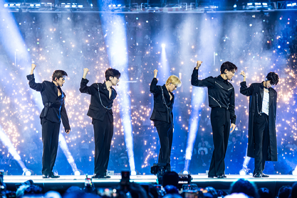 그룹 몬스타엑스가 지난 1일(현지시간)부터 3일까지 미국 로스앤젤레스 크립토닷컴 아레나에서 열린 K-팝 팬&아티스트 페스티벌 '케이콘 엘에이 2025(KCON LA 2025)' 무대에서 열띤 공연을 펼치고 있다. [사진=CJ ENM]