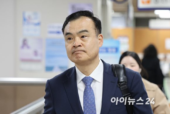 허태근 전 국방부 국방정책실장이 8일 오전 서울 서초구 서울중앙지방법원에서 열린 순직해병 수사외압 사건 관련 공판에 출석하고 있다. [사진=사진공동취재단]