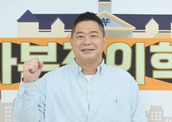 휘문고 농구부 감독 현주엽이 근무태만과 갑질 등 각종 의혹에 휩싸인 가운데 휘문고 학부모들이 현 감독을 옹호했다. 현주엽이 지난 2022년 4월 14일 '자본주의학교' 제작발표회에 참석해 포즈를 취하고 있다. [사진=KBS]