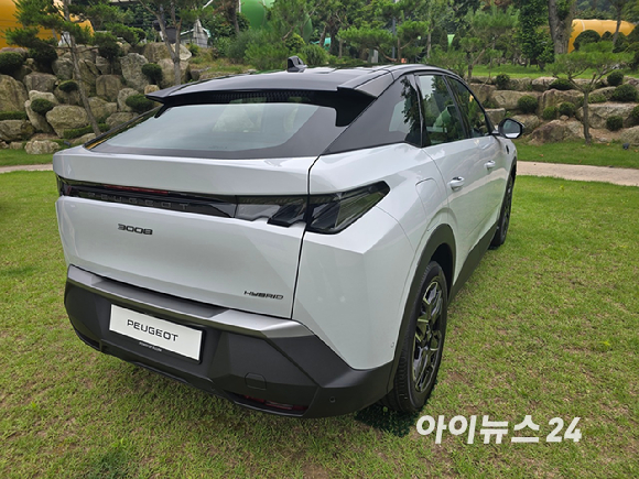 푸조 '올 뉴 3008 스마트 하이브리드' 정측면. [사진=김종성 기자]