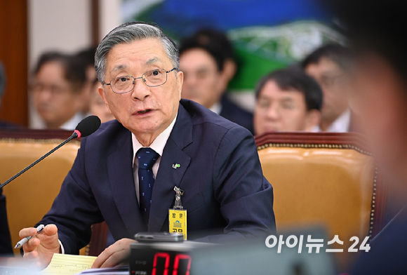 이한준 한국토지주택공사(LH) 사장이 14일 오전 서울 여의도 국회에서 열린 국회 국토교통위원회 국정감사에 출석해 질의에 답하고 있다. [사진=곽영래 기자]