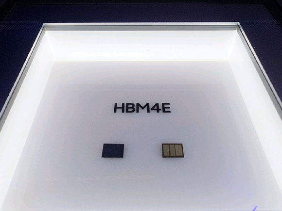 삼성전자 HBM4E 제품 전시 사진. [사진=연합뉴스]