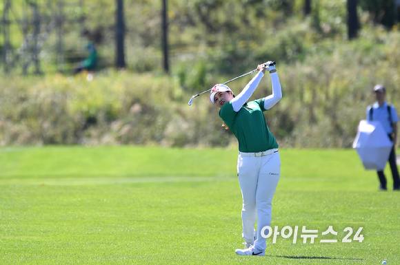 24일 인천 베어즈베스트 청라 (파72/6,712야드)에서 열린 '하나금융그룹 챔피언십' (총상금 15억원, 우승상금 2억 7천만 원) 최종 라운드에서 최혜진이 세컨샷을 하고 있다. [사진=곽영래 기자]