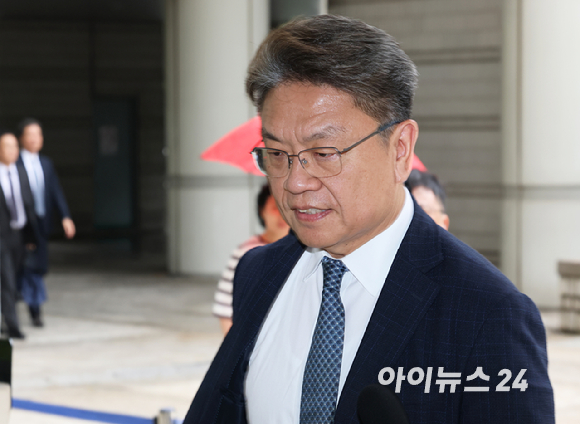 2026년 7월 15일 서초구 서울중앙지법에서 이시원 전 대통령비서실 공직기강비서관이 '순직 해병 사건 수사 중 경찰의 압수수색 계획을 유출한 의혹'에 대해 영장실질심사를 받기 위해 출석하고 있다. [사진=사진공동취재단]