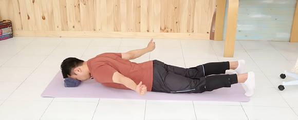 여자들에게 승모근은 사랑받지 못한다. '조금이라도 커지면 어쩌나'하는 불안감 때문에 운동은커녕 없애기 급급하다. 사진은 승모근에 침을 맡는 모습. [사진=픽셀스]