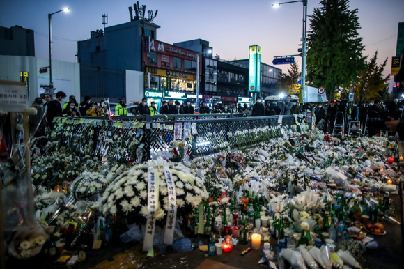 1일 오후 서울 용산구 이태원역에 마련된 이태원 참사 추모공간에 시민들이 놓은 국화꽃이 놓여 있다. [사진=뉴시스]