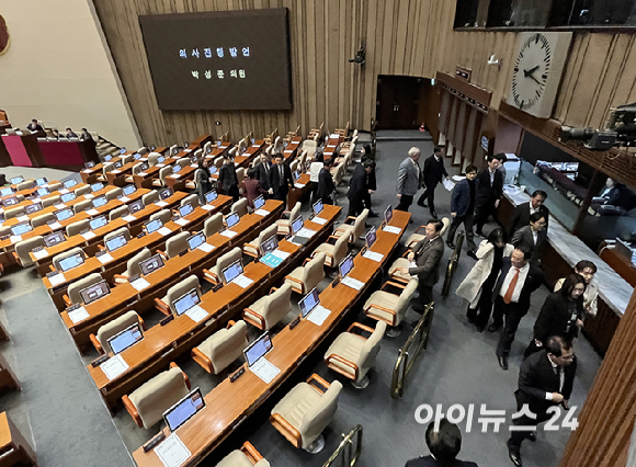 국민의힘 의원들이 14일 국회에서 열린 본회의 교육·사회·문화 분야 현안 관련 대정부질문에 앞서 진행된 마은혁 임명촉구안에 반발하며 회의장을 나서고 있다. [사진=곽영래 기자]