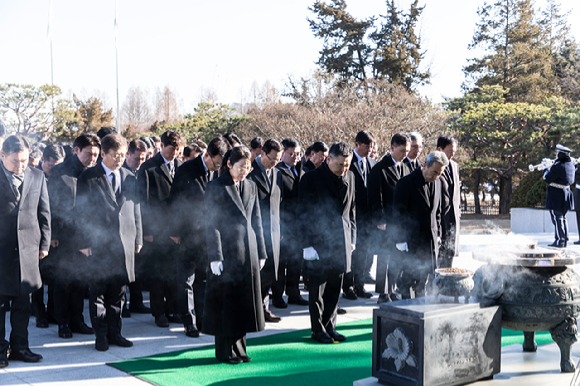 구본상 LIG 회장과 LIG넥스원 경영진을 비롯한 LIG 계열사 주요 임직원들이 6일 서울현충원을 찾아 애국 시무식을 진행하고 있다. [사진=LIG넥스원]