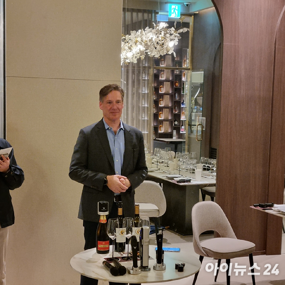 그레그 람브레트 코라빈 CEO가 지난 22일 서울 잠실 클럽코라빈서 진행한 기자간담회에서 코라빈 제품을 설명하고 있다. [사진=전다윗 기자]