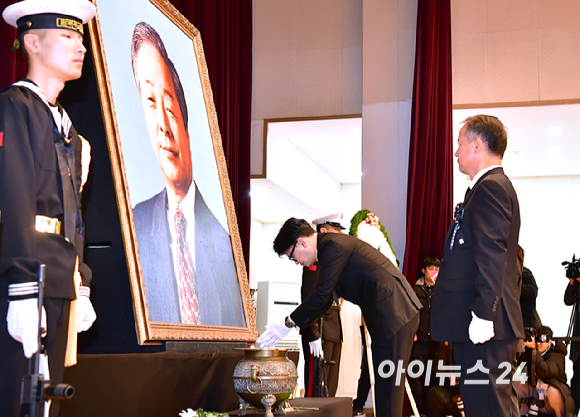 한동훈 국민의힘 대표가 22일 오전 서울 동작구 국립서울현충원에서 열린 고(故) 김영삼(YS) 전 대통령 9주기 추모식에서 헌화 및 분향하고 있다. [사진=곽영래 기자]