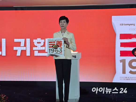 김정수 삼양식품 부회장이 3일 열린 기자간담회에서 우지를 사용한 신제품 '삼양 1963'을 소개하고 있다. [사진=전다윗 기자]