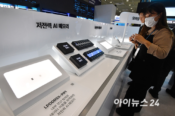 14일 서울 강남구 코엑스에서 열린 제28회 반도체대전(SEDEX 2026)의 삼성전자 부스에 메모리 내부에 연산 기능을 통합한 저전력 AI 메모리 LPDDR5X-PIM이 전시돼 있다. [사진=곽영래 기자]